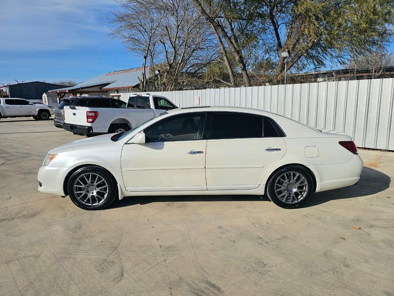 Toyota Avalon Vehicle Full-screen Gallery Image 02
