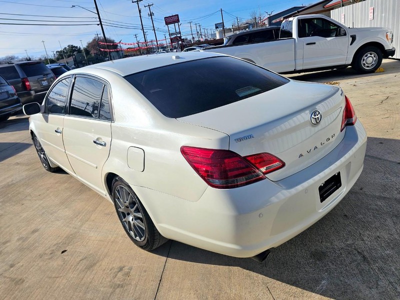 Toyota Avalon Vehicle Full-screen Gallery Image 03