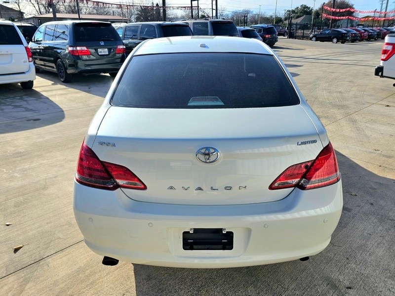 Toyota Avalon Vehicle Full-screen Gallery Image 04