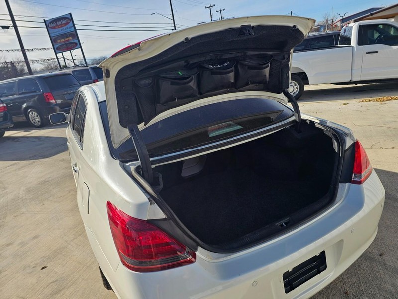 Toyota Avalon Vehicle Full-screen Gallery Image 05