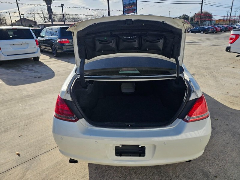 Toyota Avalon Vehicle Full-screen Gallery Image 06