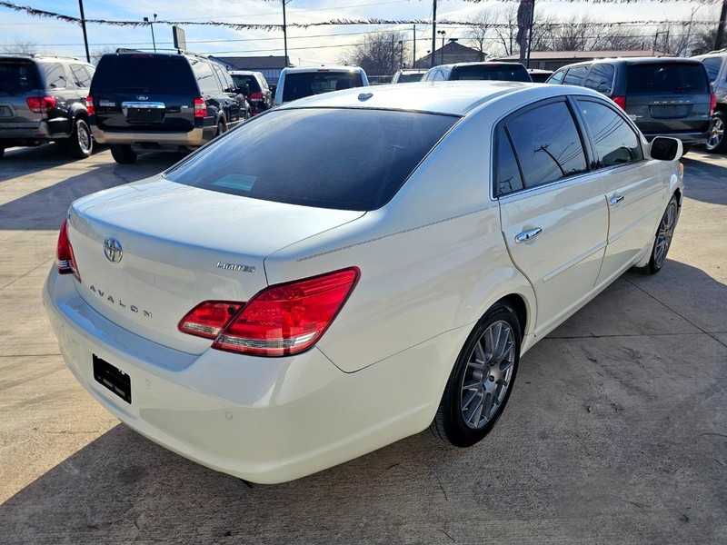 Toyota Avalon Vehicle Full-screen Gallery Image 09