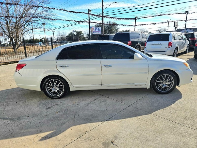 Toyota Avalon Vehicle Full-screen Gallery Image 10