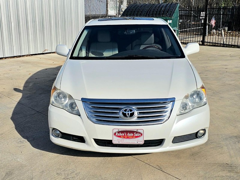 Toyota Avalon Vehicle Full-screen Gallery Image 12