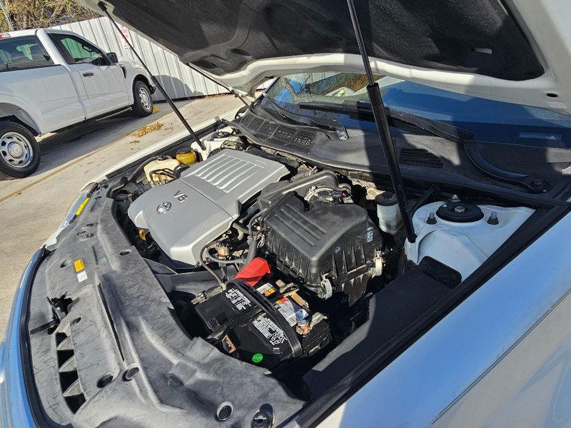 Toyota Avalon Vehicle Full-screen Gallery Image 13