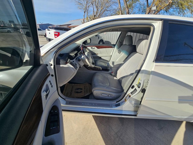 Toyota Avalon Vehicle Full-screen Gallery Image 14