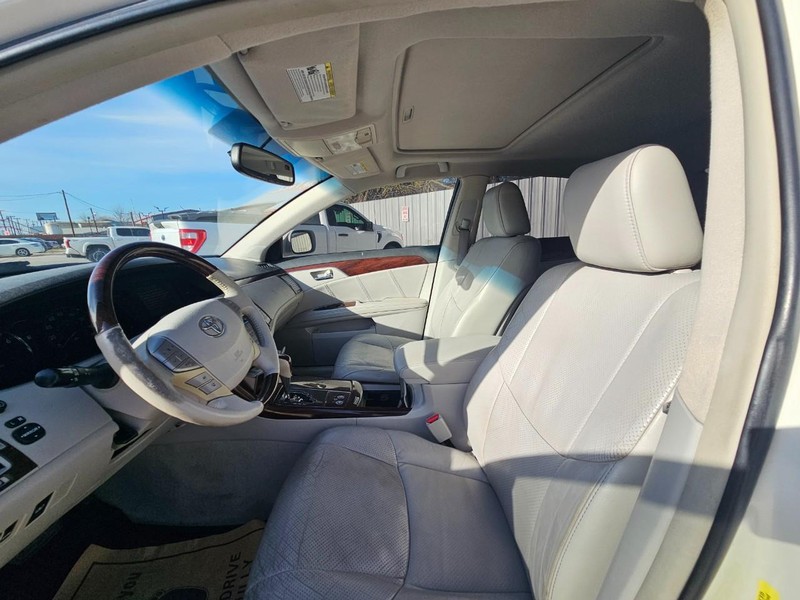 Toyota Avalon Vehicle Full-screen Gallery Image 15