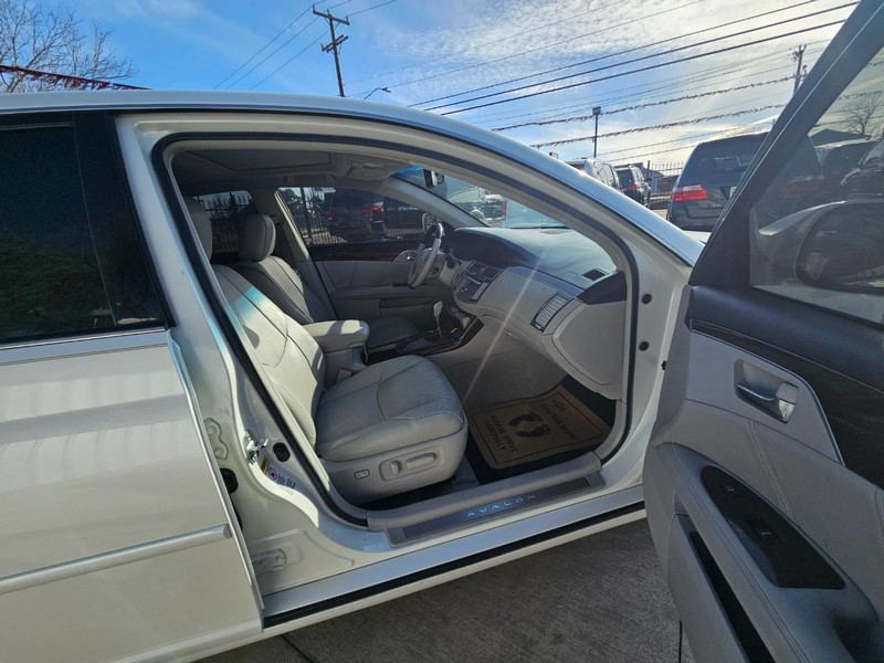 Toyota Avalon Vehicle Full-screen Gallery Image 18