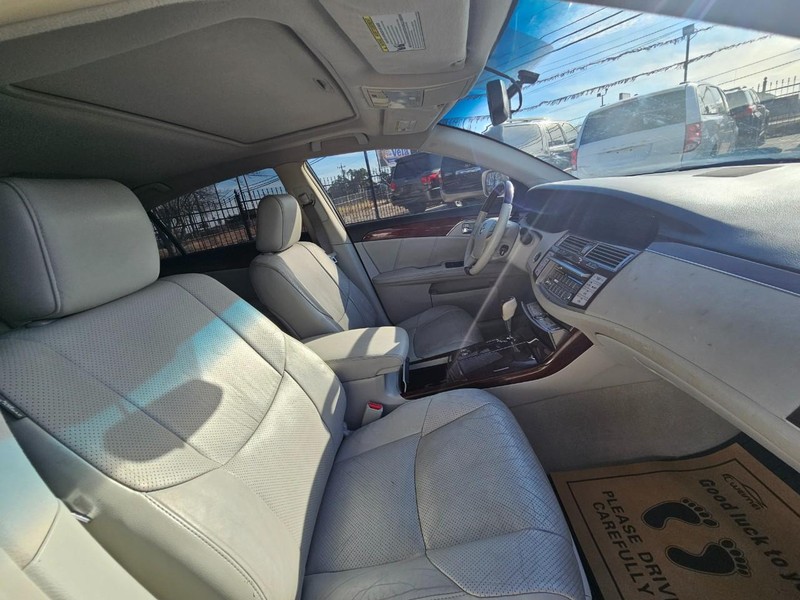 Toyota Avalon Vehicle Full-screen Gallery Image 19