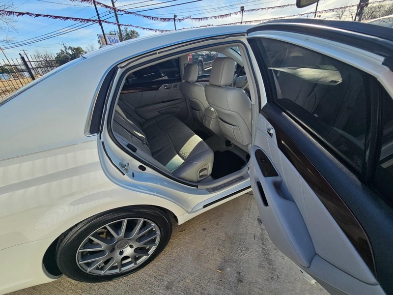 Toyota Avalon Vehicle Full-screen Gallery Image 20