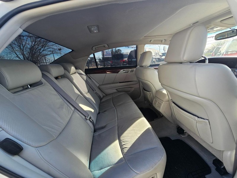 Toyota Avalon Vehicle Full-screen Gallery Image 21