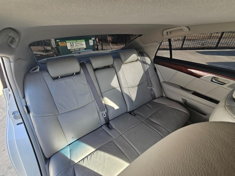 Toyota Avalon Vehicle Full-screen Gallery Image 22