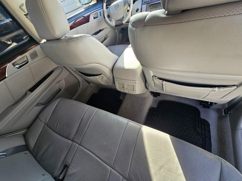 Toyota Avalon Vehicle Full-screen Gallery Image 23