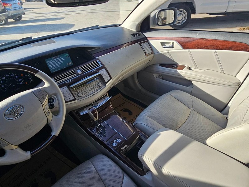 Toyota Avalon Vehicle Full-screen Gallery Image 24