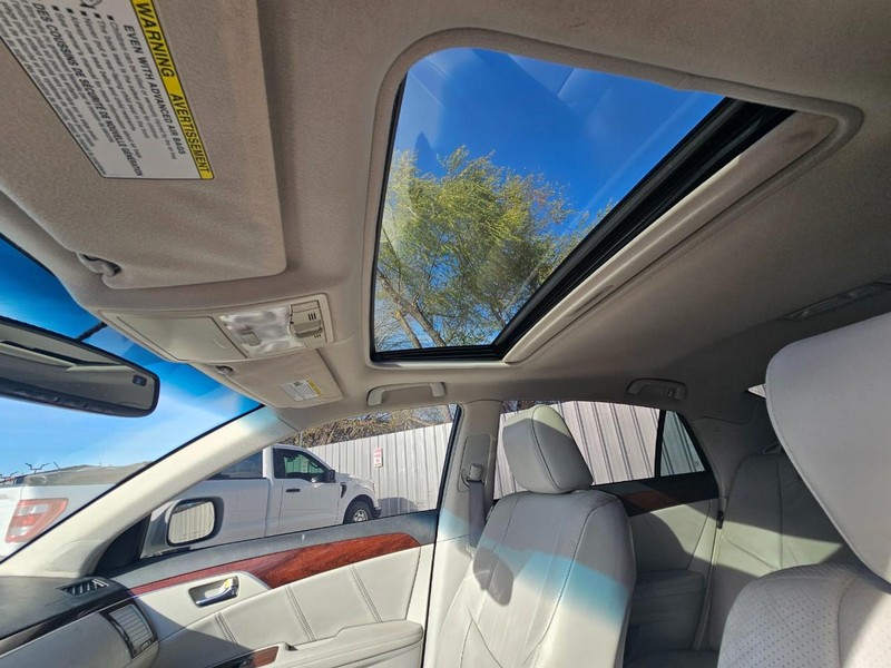 Toyota Avalon Vehicle Full-screen Gallery Image 25