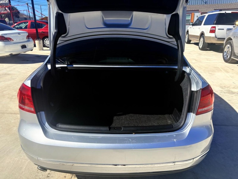 Volkswagen Passat Vehicle Image 05