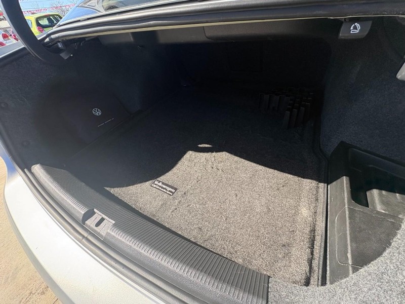 Volkswagen Passat Vehicle Image 06