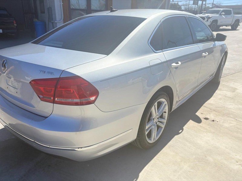 Volkswagen Passat Vehicle Image 07