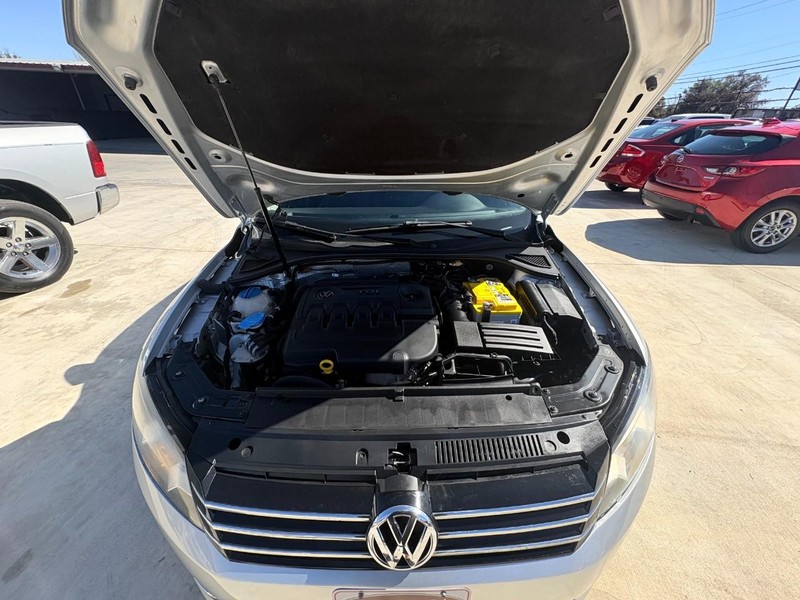 Volkswagen Passat Vehicle Image 10