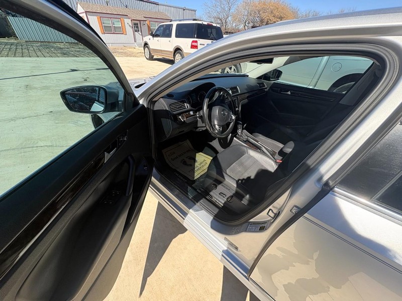 Volkswagen Passat Vehicle Image 11