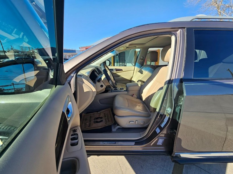Nissan Pathfinder Vehicle Image 10