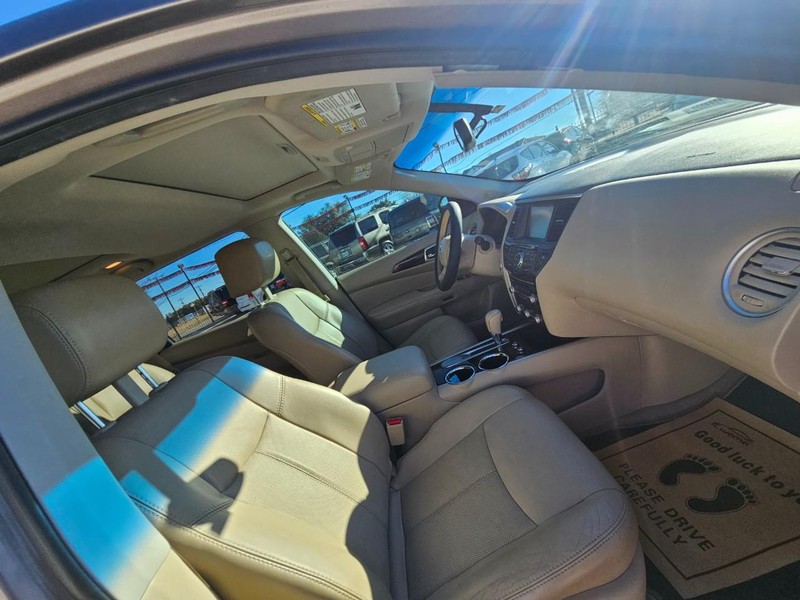 Nissan Pathfinder Vehicle Image 15
