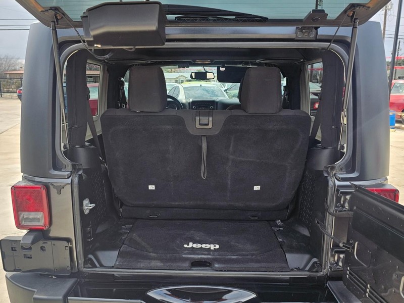 Jeep Wrangler Vehicle Full-screen Gallery Image 06