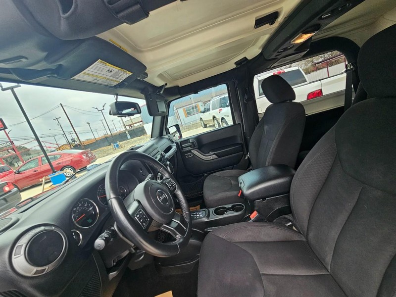 Jeep Wrangler Vehicle Full-screen Gallery Image 13