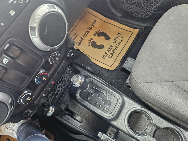 Jeep Wrangler Vehicle Full-screen Gallery Image 18