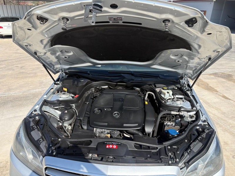 Mercedes-Benz E-Class Vehicle Image 10