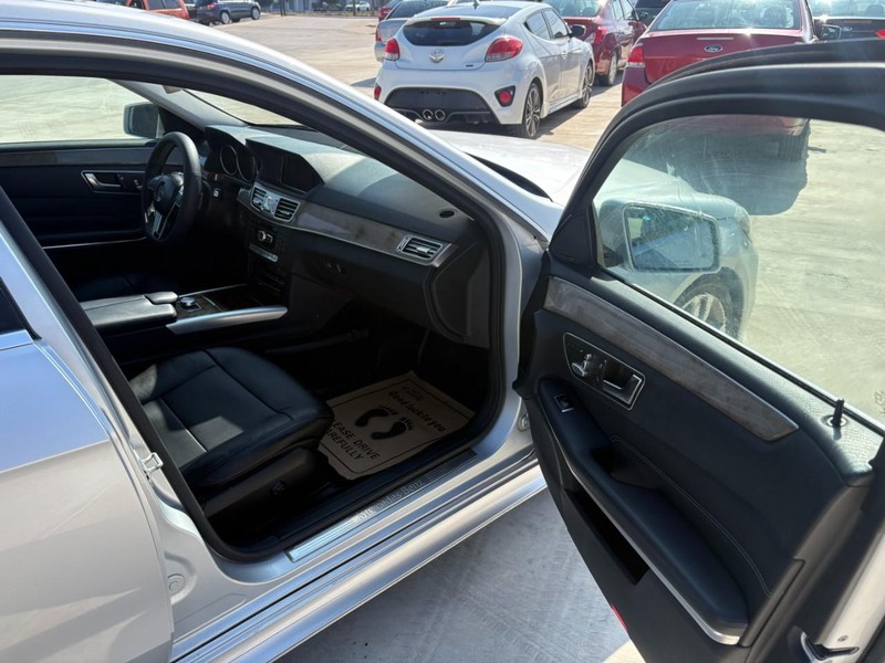 Mercedes-Benz E-Class Vehicle Image 17