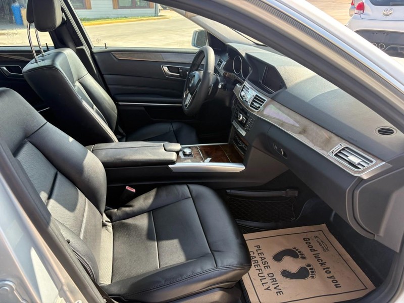 Mercedes-Benz E-Class Vehicle Image 18