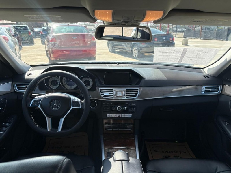 Mercedes-Benz E-Class Vehicle Image 19