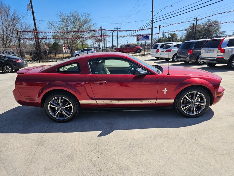 Ford Mustang Vehicle Full-screen Gallery Image 06