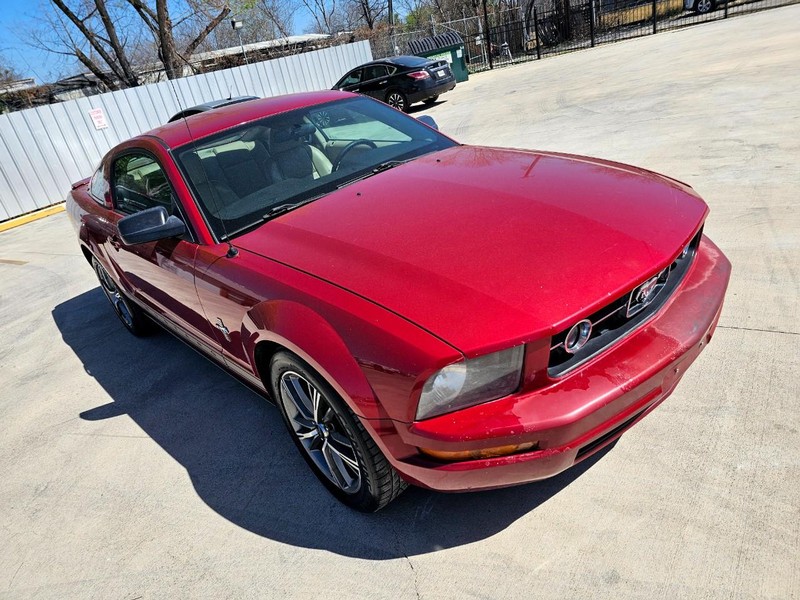Ford Mustang Vehicle Full-screen Gallery Image 07