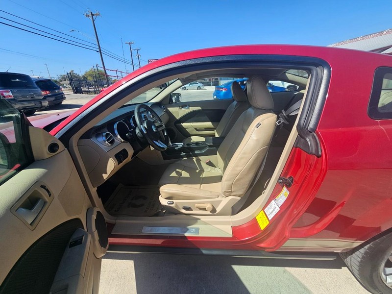 Ford Mustang Vehicle Full-screen Gallery Image 09