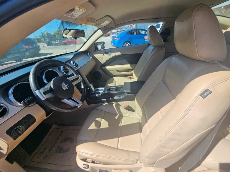 Ford Mustang Vehicle Full-screen Gallery Image 10