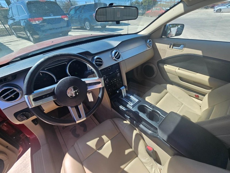 Ford Mustang Vehicle Full-screen Gallery Image 12