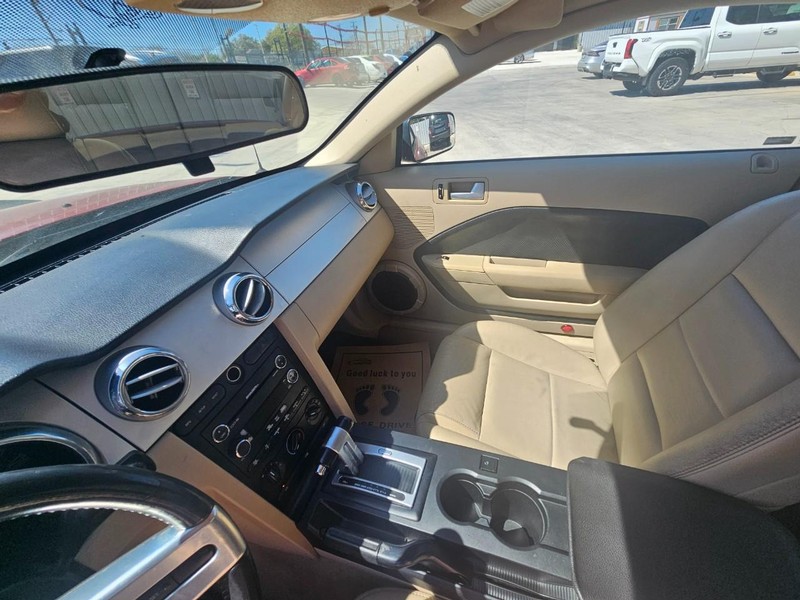 Ford Mustang Vehicle Full-screen Gallery Image 13