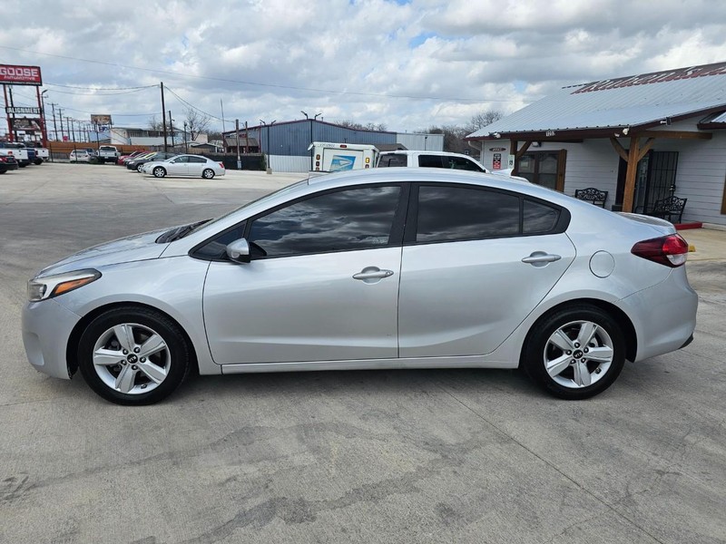 Kia Forte Vehicle Image 02