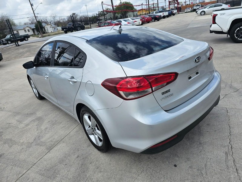 Kia Forte Vehicle Image 03