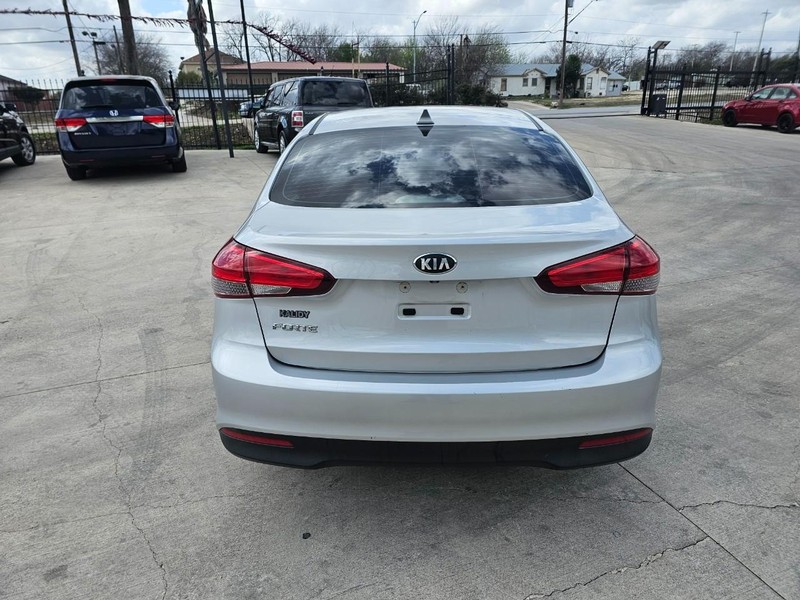 Kia Forte Vehicle Image 04