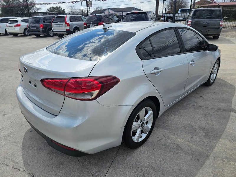 Kia Forte Vehicle Image 05