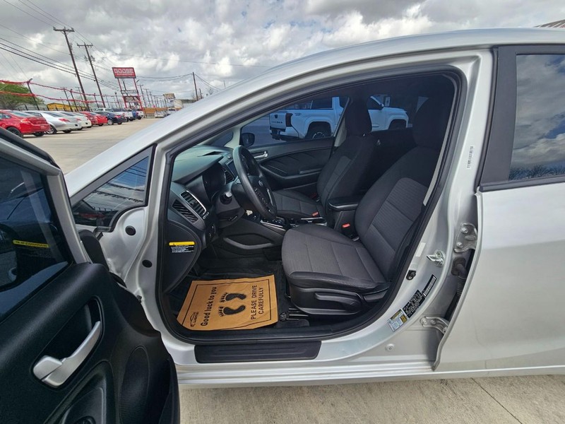 Kia Forte Vehicle Image 09