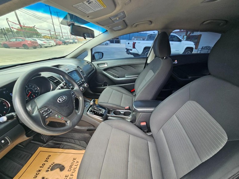 Kia Forte Vehicle Image 10