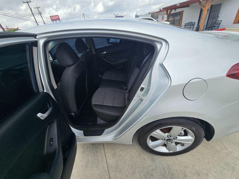 Kia Forte Vehicle Image 11