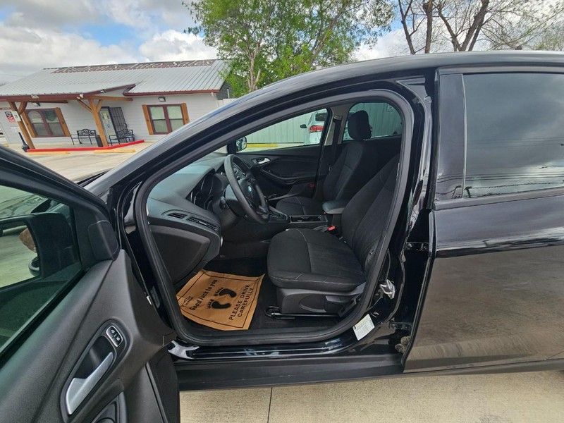 Ford Focus Vehicle Image 09