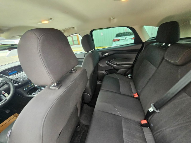 Ford Focus Vehicle Image 12