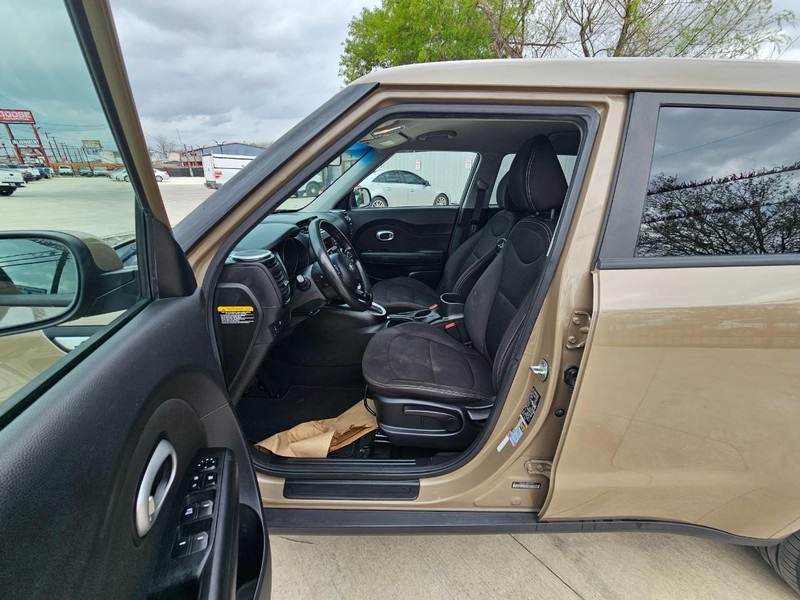 Kia Soul Vehicle Full-screen Gallery Image 09