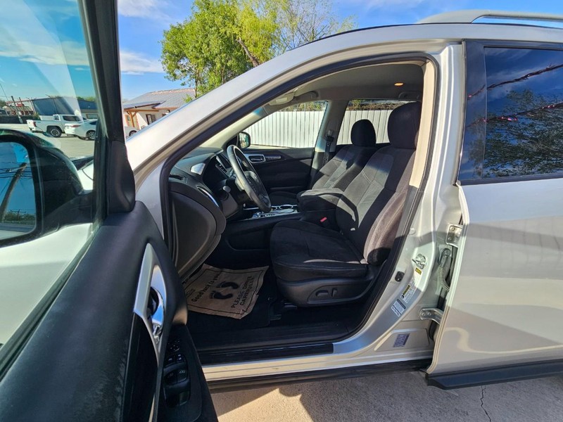 Nissan Pathfinder Vehicle Image 11